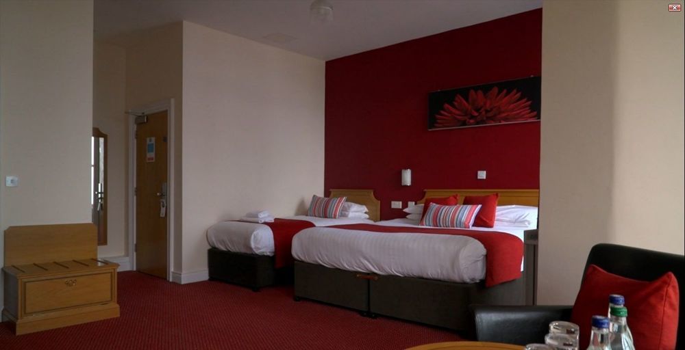 Portrush Adelphi Hotel Luaran gambar A typical hotel room