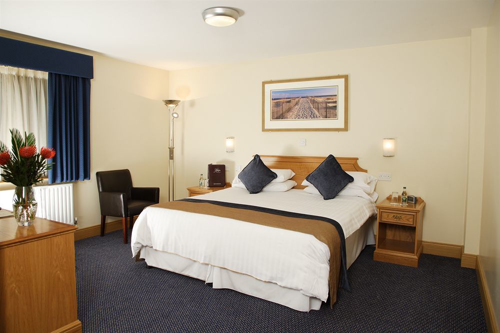 Portrush Adelphi Hotel Luaran gambar A bedroom at the hotel