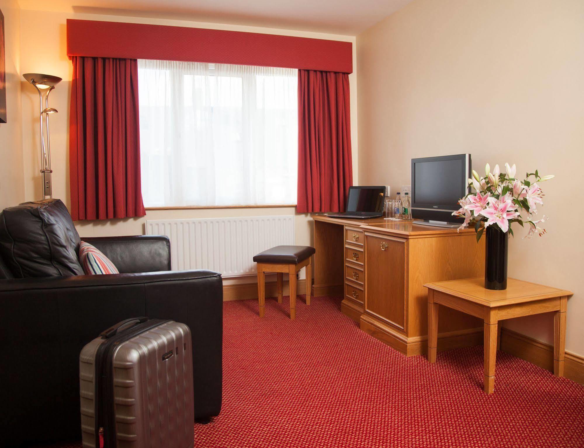Portrush Adelphi Hotel Luaran gambar A typical hotel room